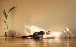 Yoga restaurativo: La importancia de la relajación y la restauración en la práctica del yoga.