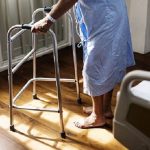 andador ancianos estrecho 